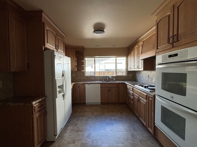 Building Photo - 3 Bed 2 Bath in Hayward Available Now