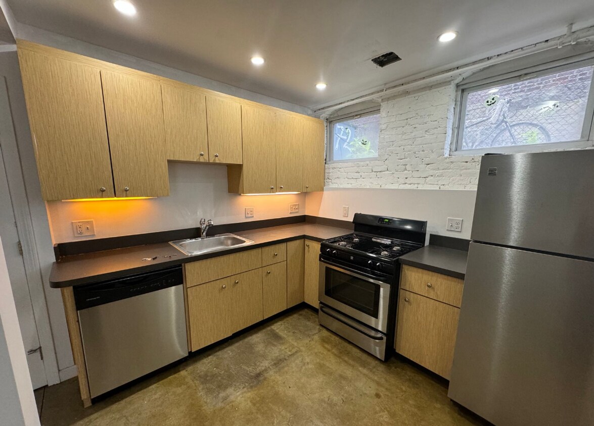 Primary Photo - Spacious 2 Bedroom Walking Distance From T...