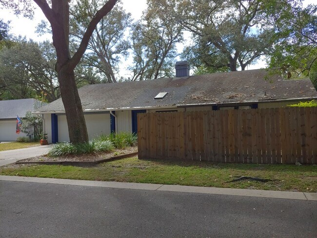 Building Photo - BEAUTIFUL 3/2 in Fairfield Manor!