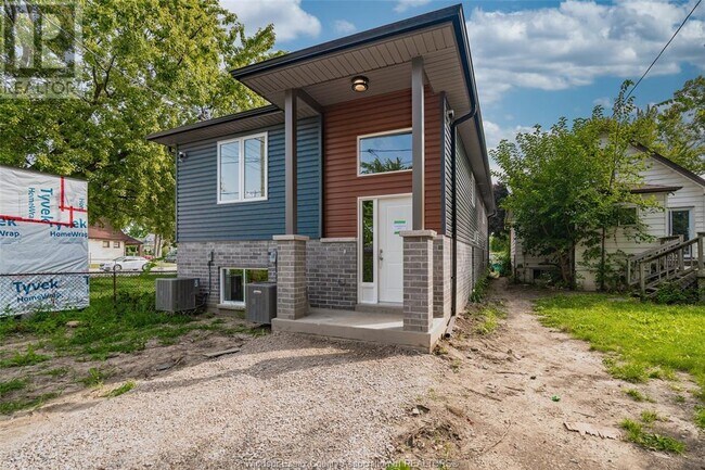 Photo du bâtiment - 907 McKay Ave