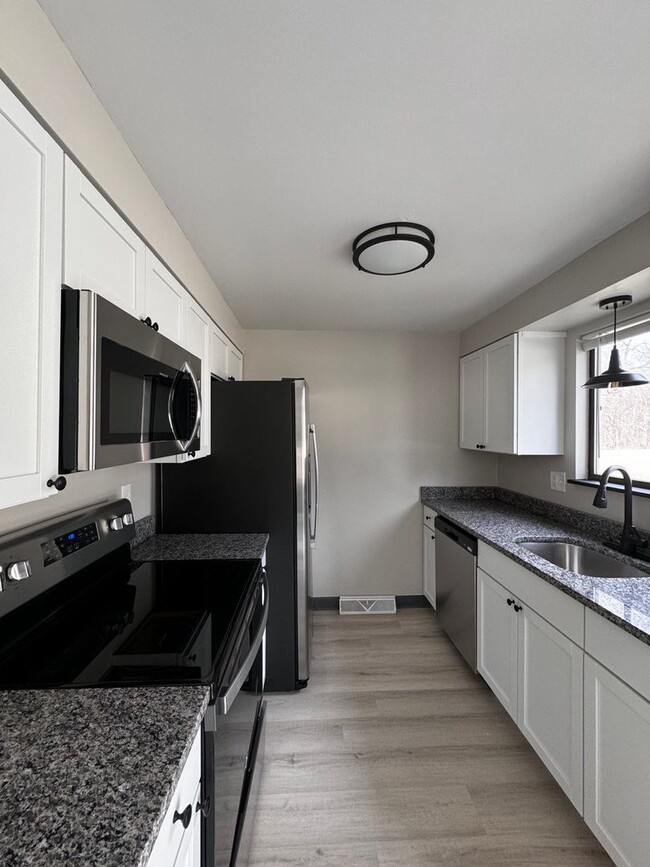 Foto del edificio - For Rent: 2 BD | 1.5 BTH | Garage | Spacio...