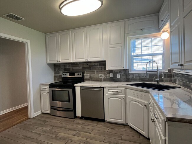Building Photo - UPDATED CENTRAL CITY HOME