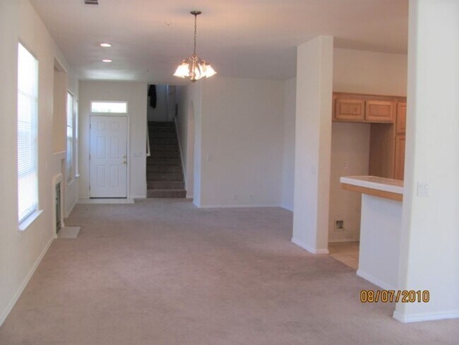 Building Photo - Spacious Home-Groups accepted