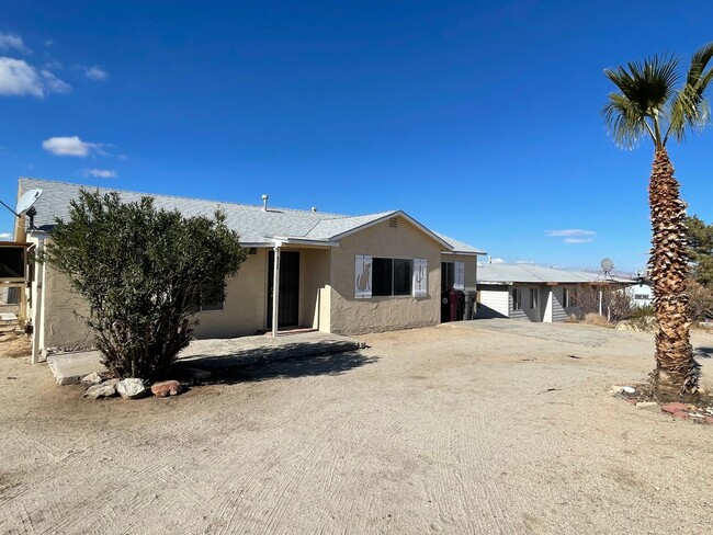 Foto del edificio - Cozy 3-Bedroom Home Near 29 Palms Base & J...