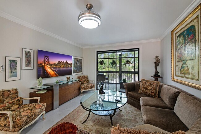 Foto del edificio - 6241 Pointe Regal Cir