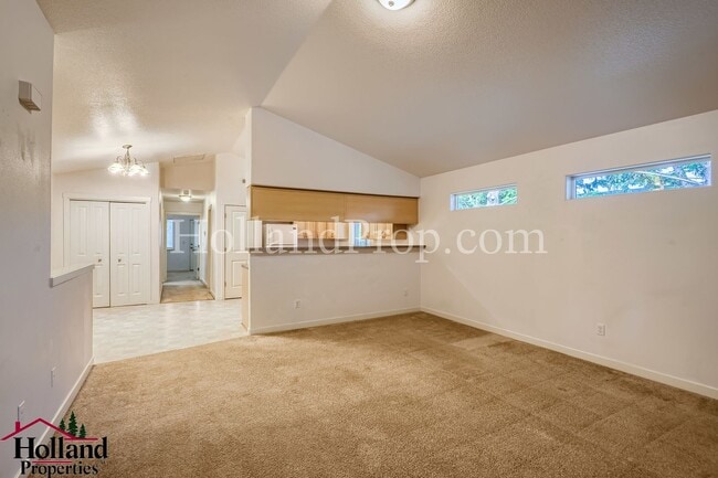 Building Photo - Spacious 2 Bedroom, 2 Bathroom Apartment with Dual Decks in Northeast Portland!