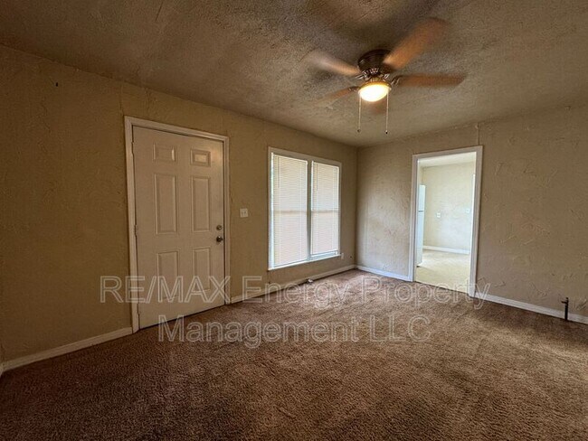 Building Photo - 3205 S Goff Ave