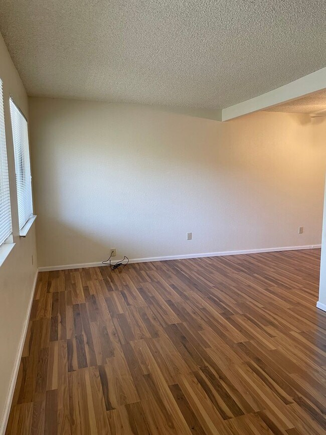 Building Photo - 1 bed/1 bath apartment close to CSU, bike ...