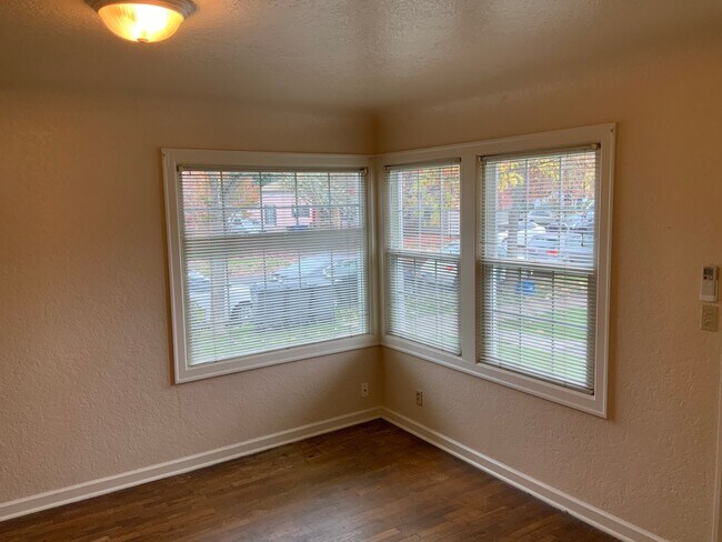 Building Photo - 16th & Olive Duplex