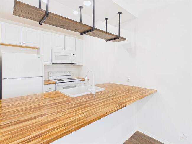 Foto del edificio - 1303 Hollow Creek Dr