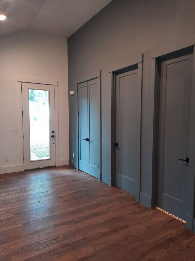 Building Photo - Fenced Ranch Home in Downtown Raleigh!