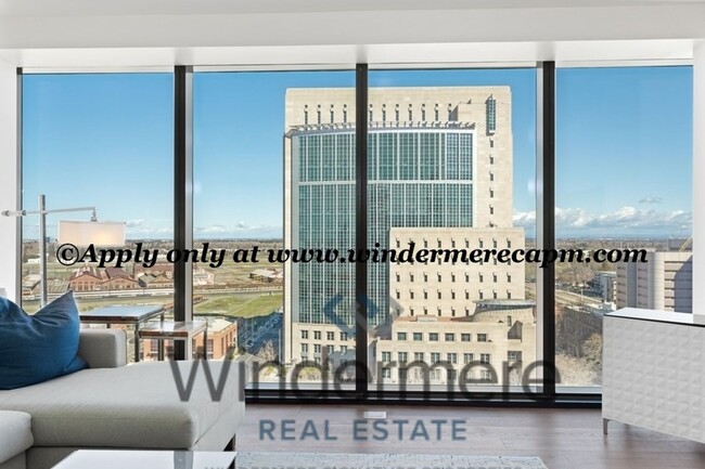 Foto del edificio - Upscale High-Rise Fully Furnished 1 bed/1 ...