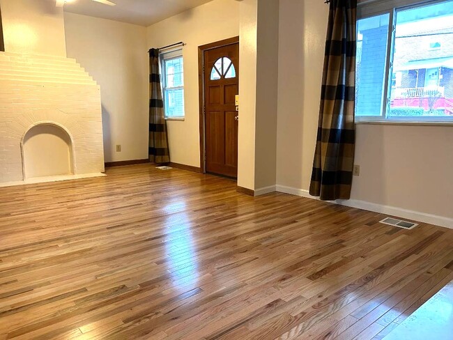 Building Photo - 1527 Orangewood Ave