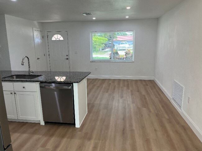 Foto del edificio - 6250 Cecelia Dr