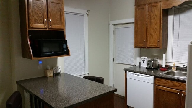 Building Photo - 3BR Townhouse