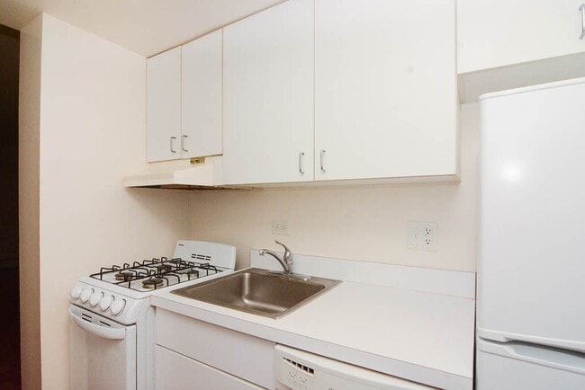 Building Photo - 622 W Wellington Ave