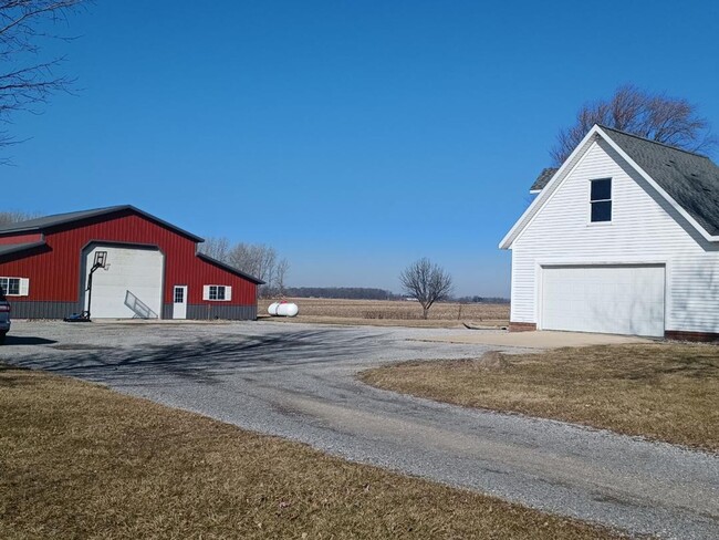 Building Photo - Country Living!