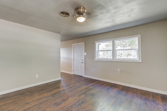 Building Photo - 1702 E 2nd St