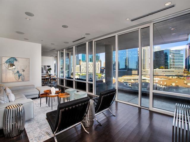 Foto del edificio - 2408 Victory Park Ln