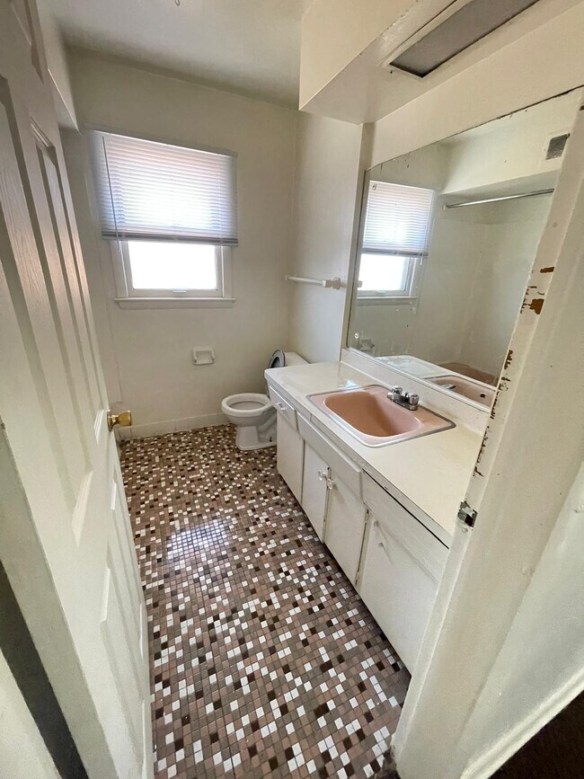 Building Photo - 6414 N 87th St