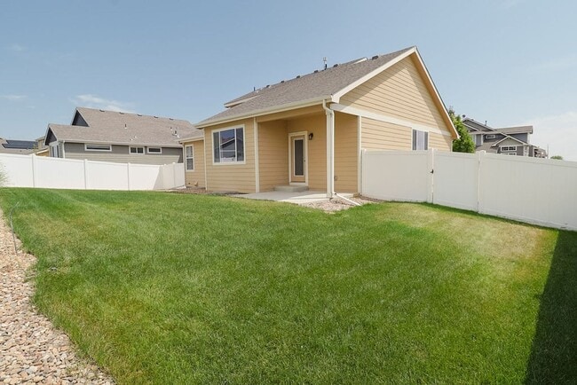 Foto del edificio - 3 bedroom. 2.5 bath two story home in seve...