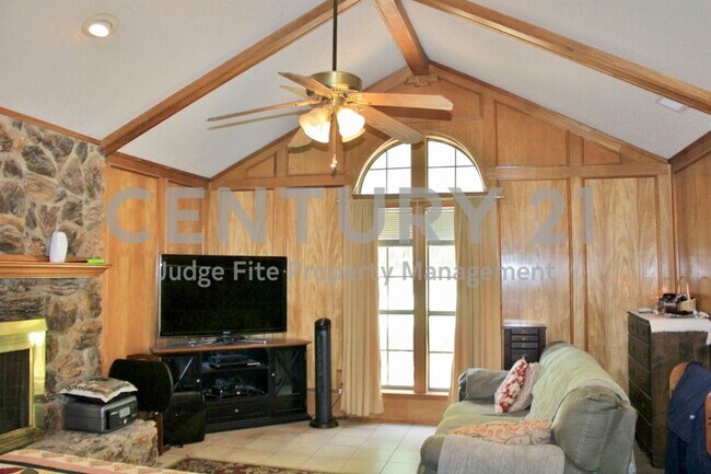 Building Photo - Well Maintained 3/2/2 Nestled on Large Lot...