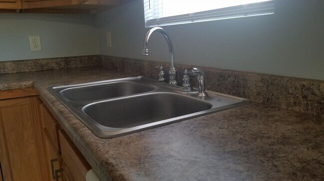 Building Photo - 4363 Hilton Apt 6
