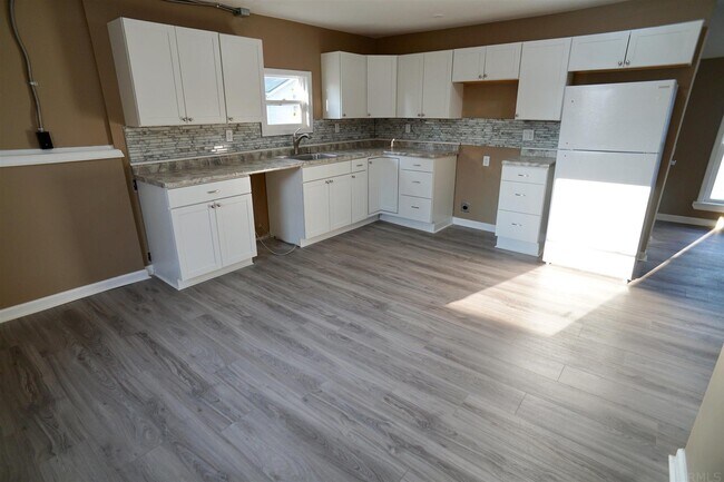 Building Photo - 815 Delaware Ave