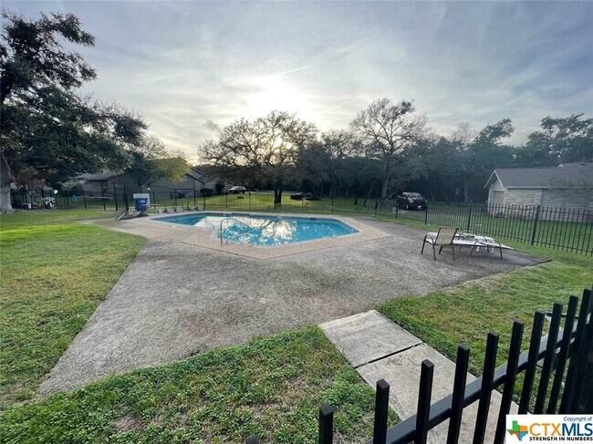 Foto del edificio - 12 Oak Villa Rd