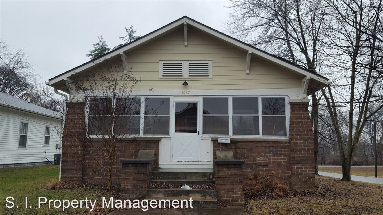 Primary Photo - 2 br, 1 bath House - 1027 Maple St.
