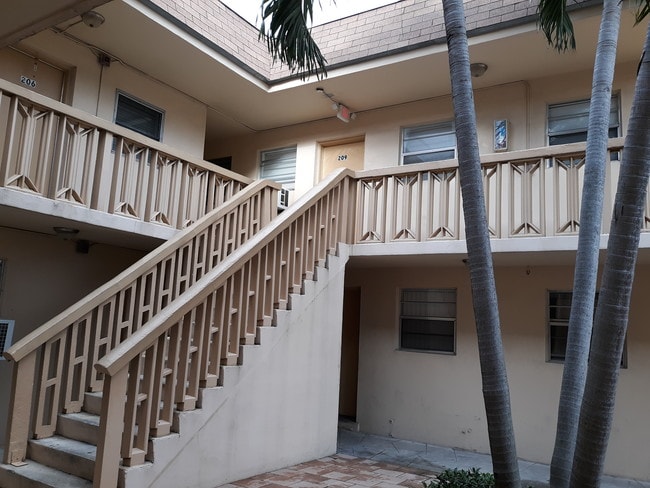 Building Photo - 995 W 29th St Building Photo - 995 W 29th St