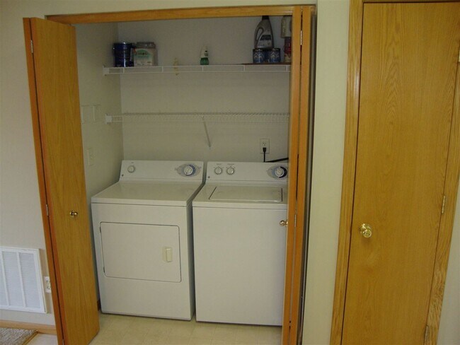 Foto del edificio - 2825 Triple Crown Ln