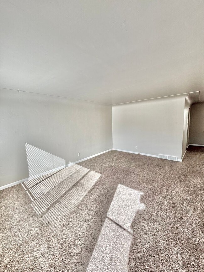 Foto del edificio - Remodeled Two Bedroom in University District-Next to DU!! New Carpet, In unit Washer/Dryer & More!!