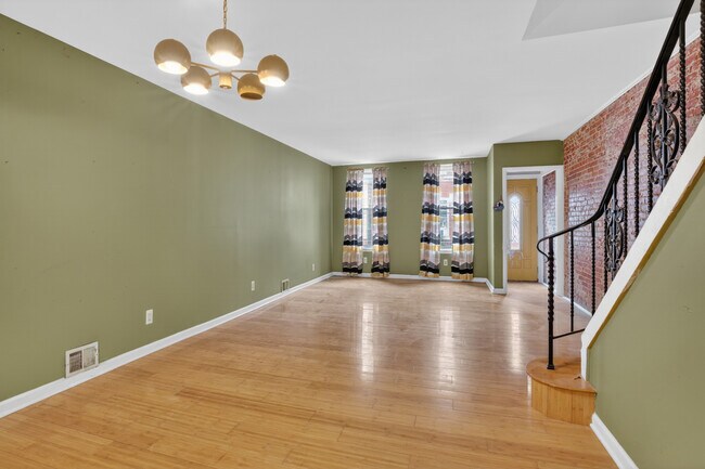 Building Photo - 419 McClellan St