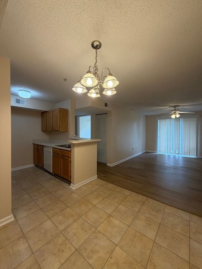 Building Photo - Cozy 2B/2B Unfurnished Condo in the Heart of Destin!
