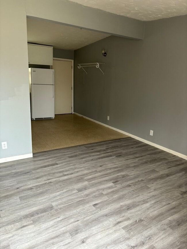 Building Photo - Myers400