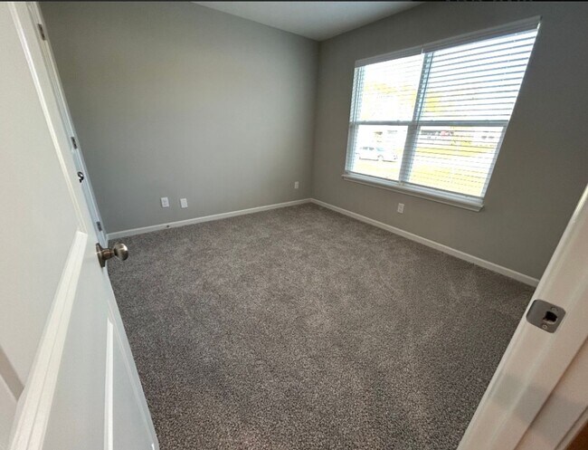 Foto del edificio - 651-653 Fall Meadow Lane