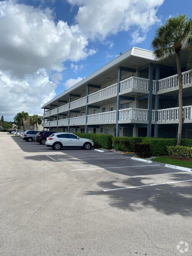 Sandalfoot South Condominiums Apartments under 1,500 Boca Raton, FL