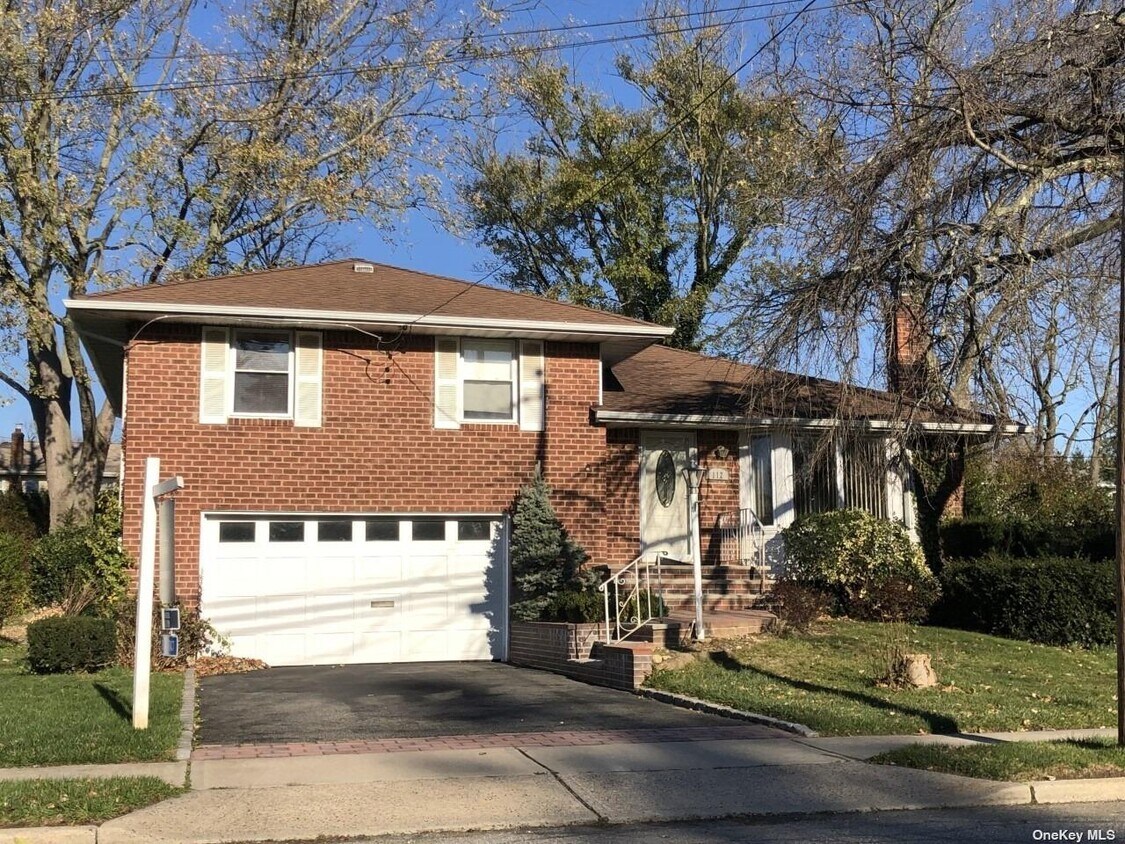 112 Oakwood Dr, Syosset, NY 11791 House Rental in Syosset, NY