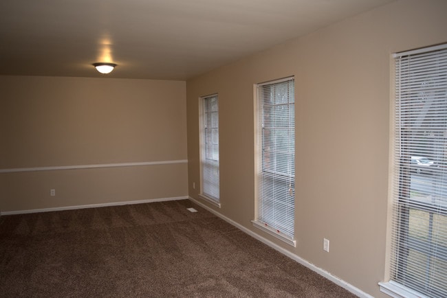 Building Photo - Newly Renovated 1433 Brewster Circle**