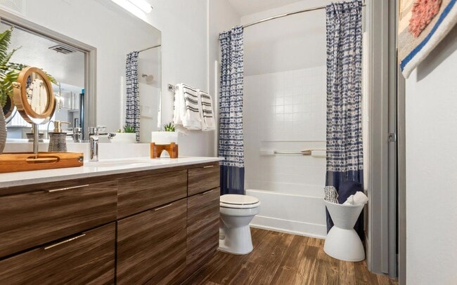 Área de baño con encimera de lavabo doble y espejo de cuerpo entero - REVERB