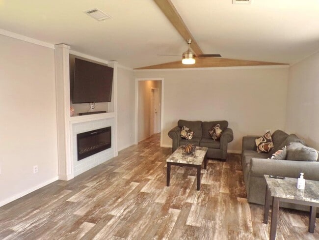 Building Photo - 127 Lear Ln