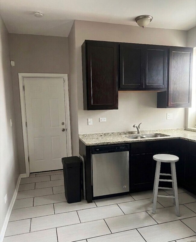 Foto del edificio - 1523 N Harding Ave