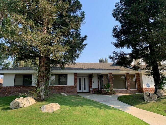 Building Photo - Beautiful 4 Bedrooms Home Pool & Gardening...