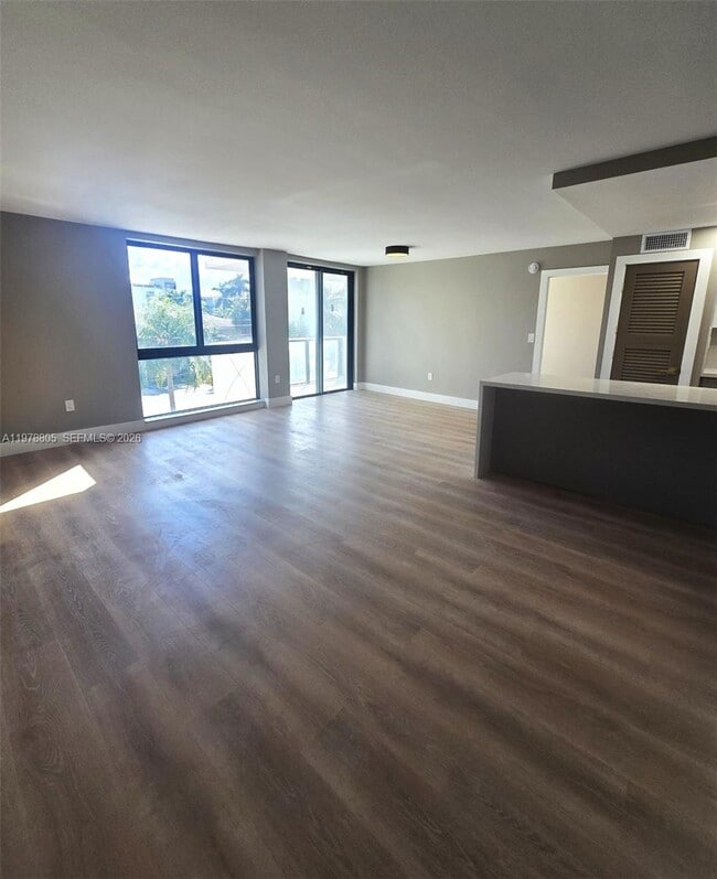 Foto del edificio - 9800 W Bay Harbor Dr