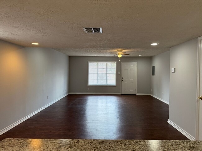 Building Photo - Spacious 3 Bedroom Townhome in Oak Park