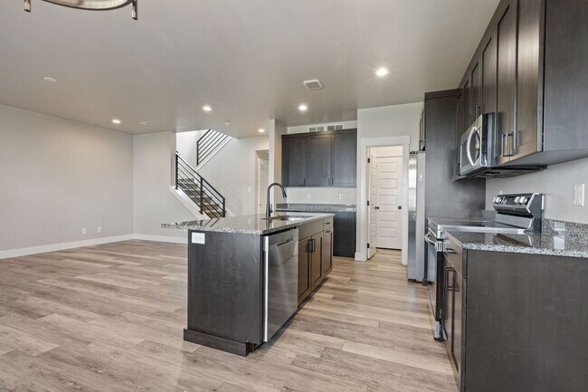 Building Photo - AMMON 3 BED 2 BATH TOWNHOME WITH 2 STALL G...