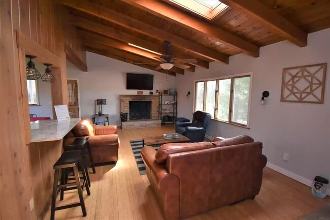 Building Photo - "Hoosier Daddy"- This fully furnished, tur...