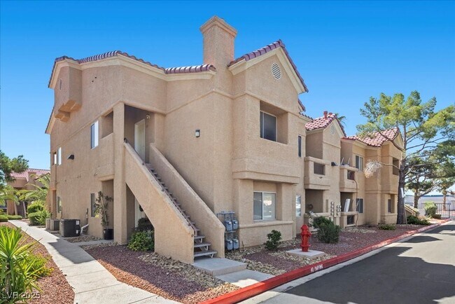 Foto del edificio - 900 Heavenly Hills Ct