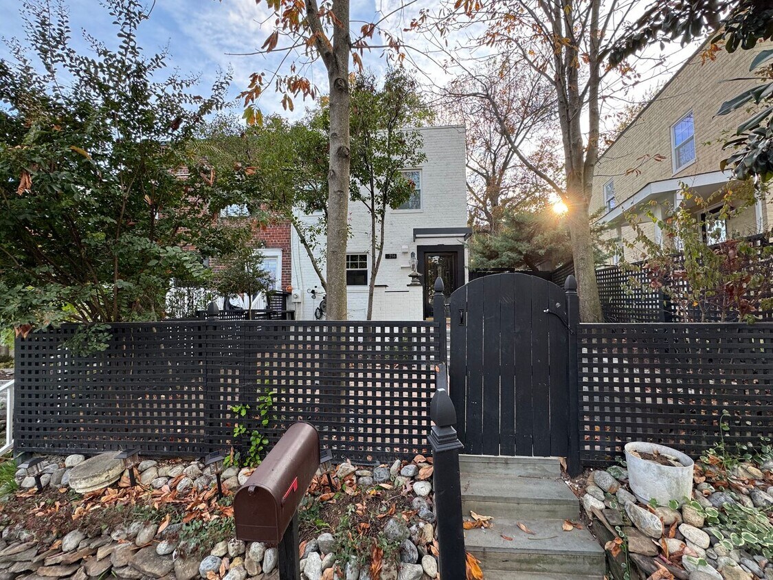 Primary Photo - Stylish 3 Bed 1 Bath Townhome With A Fence...